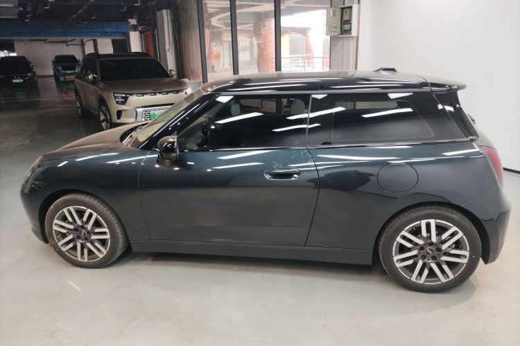 电动MINI COOPER 2025款 456km COOPER E 经典派车身外观4