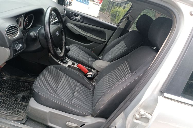 福特 福克斯 2013款 两厢经典 1.8L 手动基本型中控内饰19