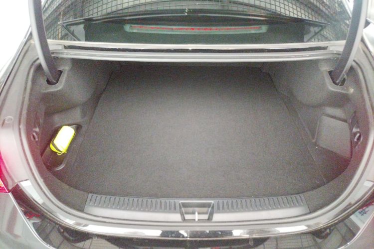 奔驰E级新能源 2024款 E 350 e L 插电式混合动力运动轿车机舱底盘23