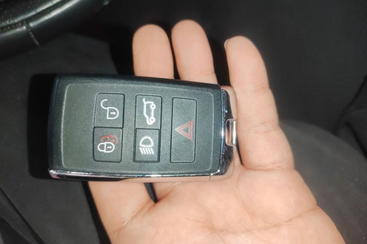 捷豹E-PACE 2024款 进取运动版 R-DYNAMIC S中控内饰7001