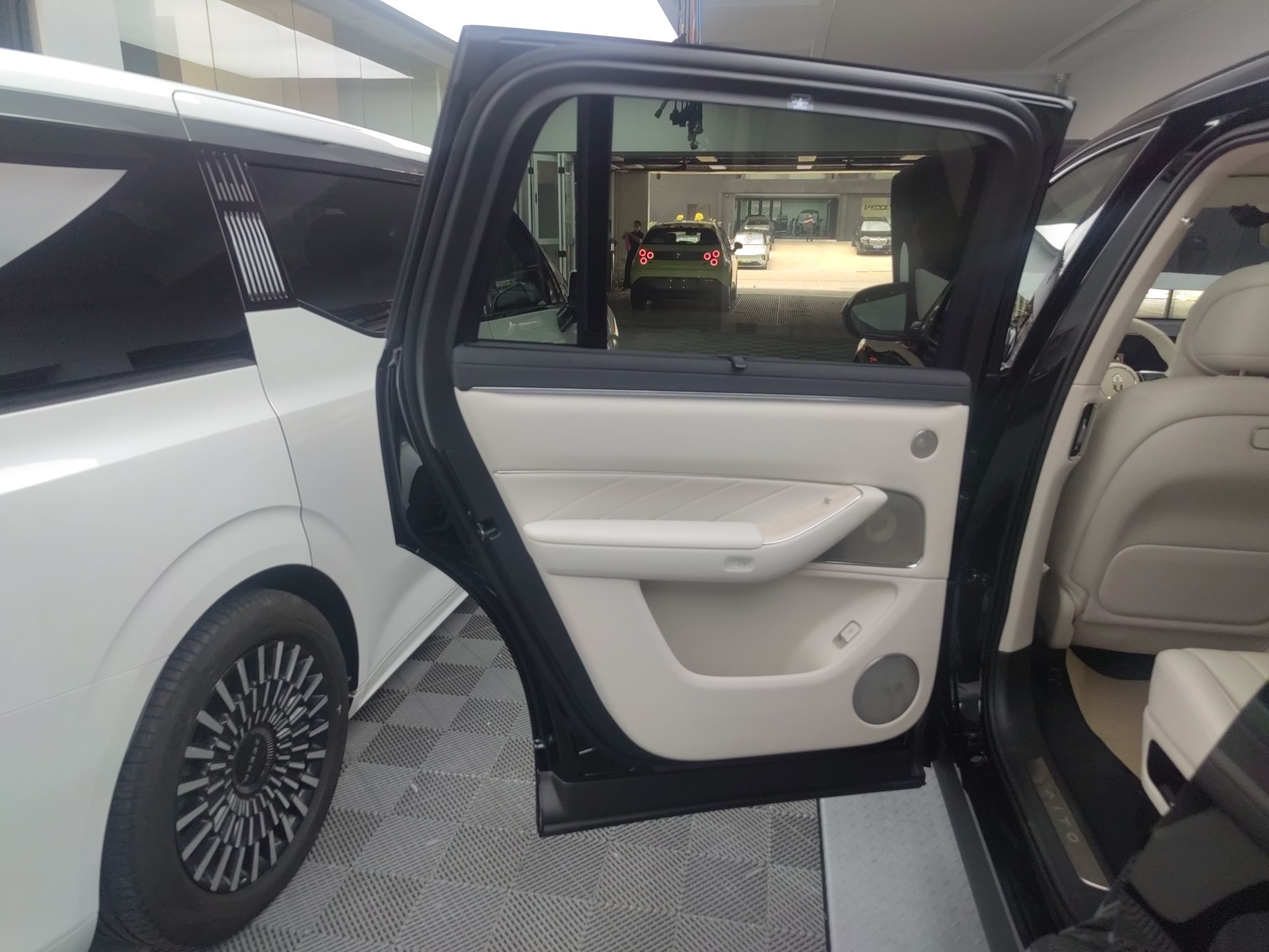 鸿蒙智行 问界M8 2025款 增程 Max+版 53.4kWh 6座版