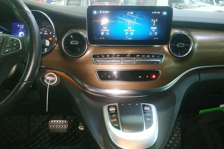 奔驰V级 2022款 V 260 L 长轴距尊贵版中控内饰16