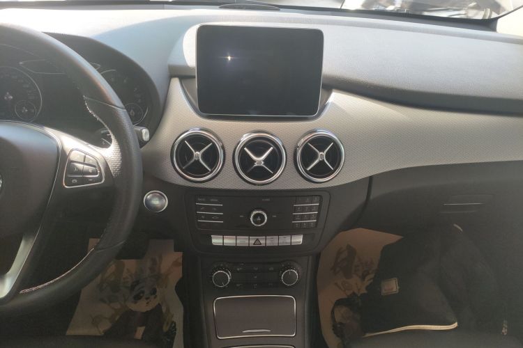 奔驰B级 2019款 B 200 动感型局部细节16