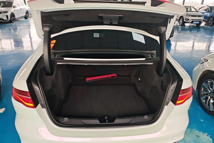 捷豹XEL 2022款 2.0T 250PS R-DYNAMIC S进取运动版机舱底盘23