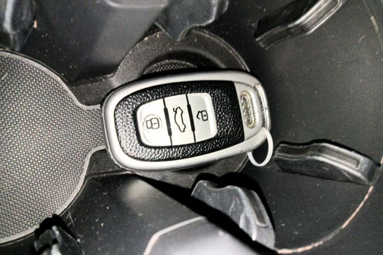 奥迪Q5 2018款 典藏版 40 TFSI 技术型中控内饰11