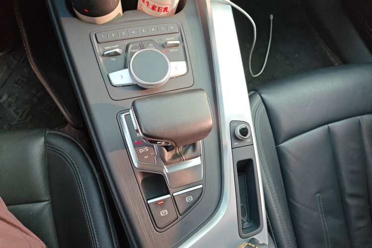 奥迪A4L 2018款 30周年年型 40 TFSI 时尚型中控内饰18