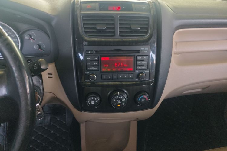 起亚 狮跑 2013款 2.0L 自动两驱版GL中控内饰16