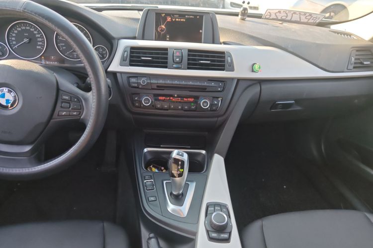 宝马3系 2015款 320i 超悦版时尚型局部细节16