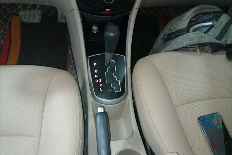 现代 瑞纳 2014款 1.4L 自动智能型GLS中控内饰18