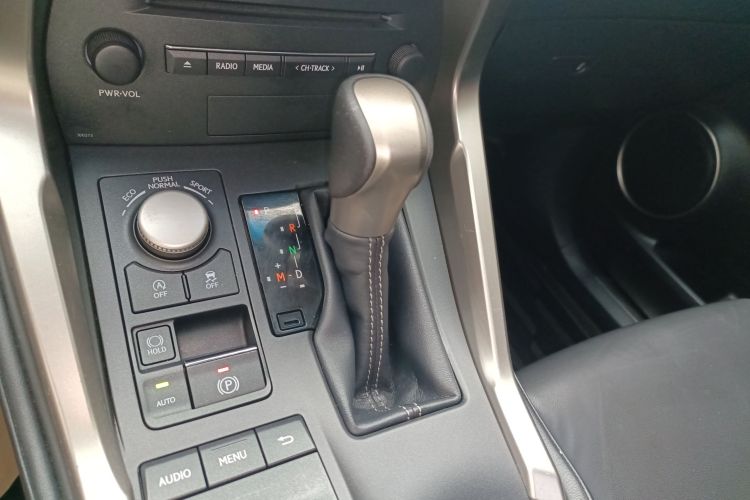 雷克萨斯NX 2015款 200 全驱 锋尚版中控内饰18