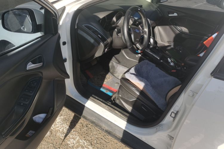 福特 福克斯 2012款 两厢 1.6L 自动风尚型中控内饰20