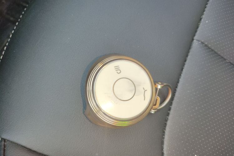 哪吒汽车 哪吒V 2022款 潮 300 Lite 三元锂中控内饰7001