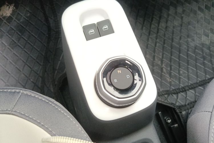 吉利银河 2025款 210km 熊猫卡丁中控内饰18