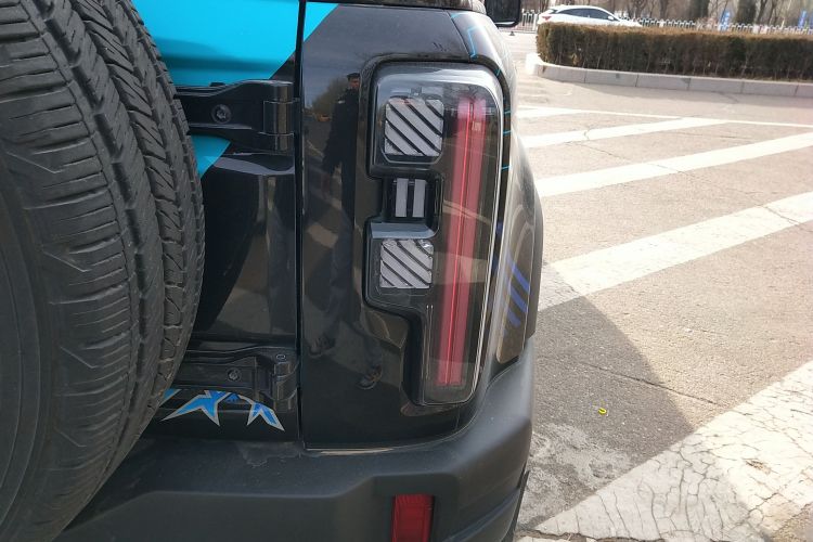 北京越野BJ40增程 2025款 进阶版车身外观9