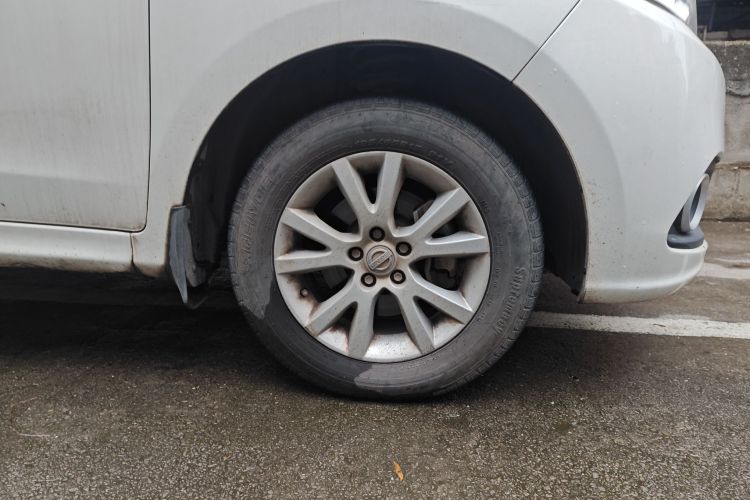 华晨金杯750 2015款 1.5L 舒适型车身外观10