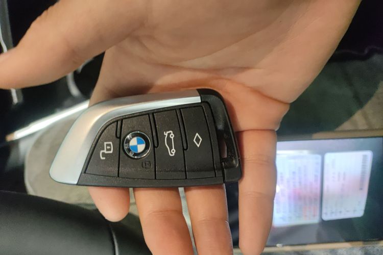 宝马3系 2025款 330i M运动曜夜套装中控内饰7001