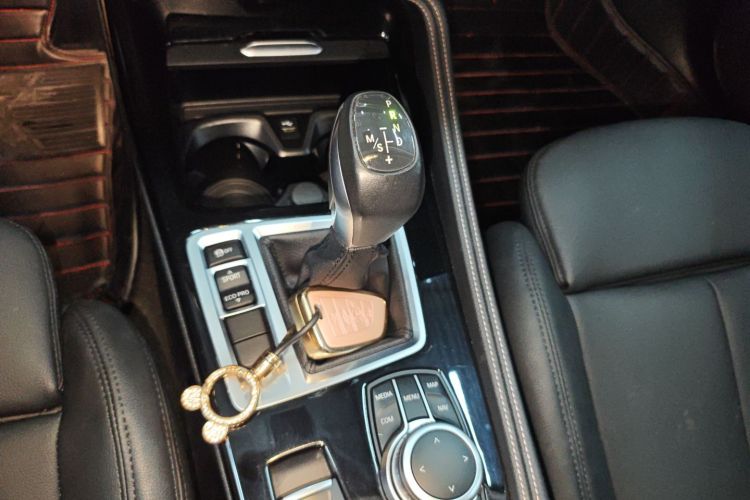 宝马1系 2019款 120i 领先型M运动套装中控内饰18