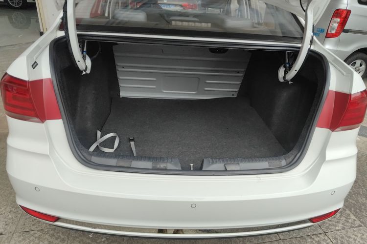 大众 桑塔纳 2016款 1.6L 自动舒适版机舱底盘23