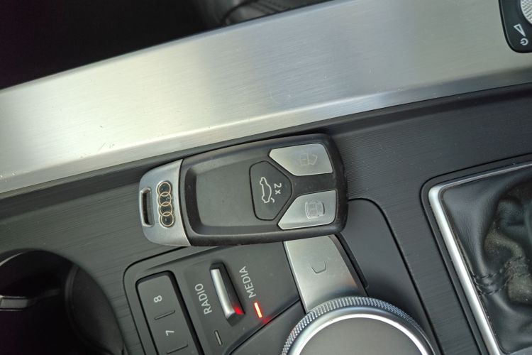 奥迪A4L 2019款 40 TFSI 时尚型 国V中控内饰7001