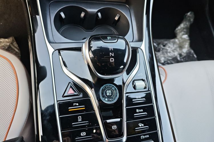 比亚迪 秦PLUS 2024款  荣耀版 DM-i 120KM超越型局部细节18