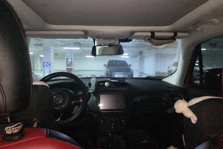 Jeep 自由侠 2018款 互联大屏版 180T 自动劲能版局部细节22