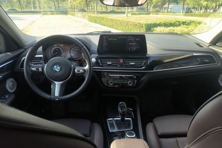 宝马1系 2021款 改款 125i M运动曜夜版中控内饰12