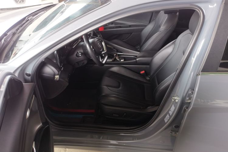 现代 伊兰特 2021款 1.5L CVT LUX尊贵版中控内饰19