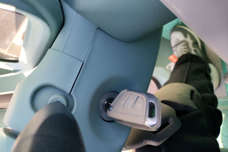 凌宝汽车 凌宝uni 2025款 微甜版 11.52kWh中控内饰7001