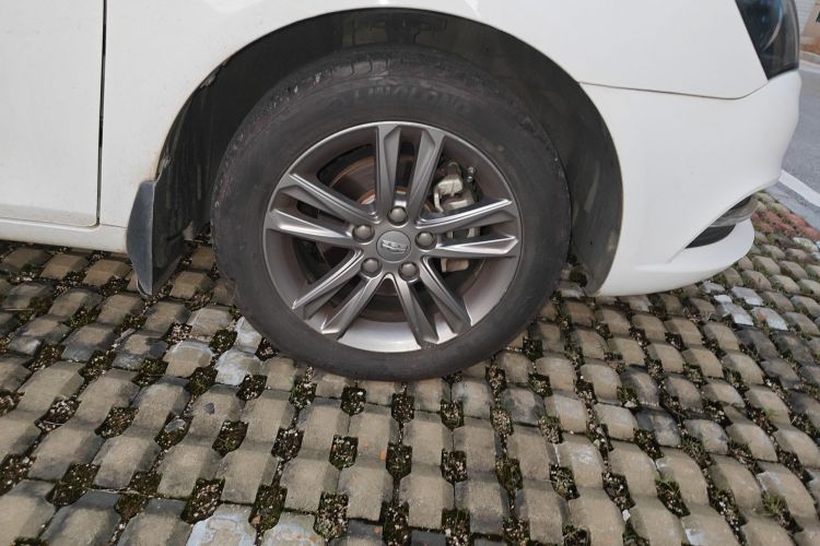 吉利汽车 帝豪 2017款 三厢百万款 1.5L 手动向上版车身外观10