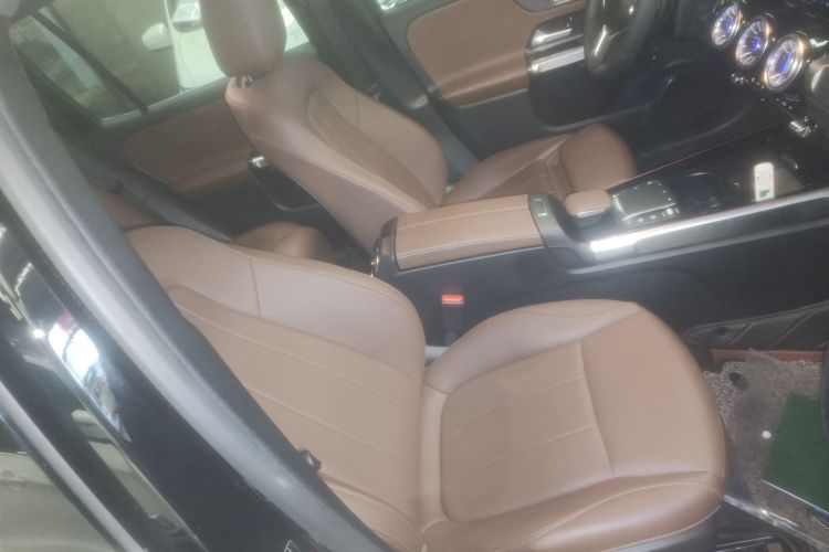 奔驰GLB 2023款 GLB 220 动感型局部细节41