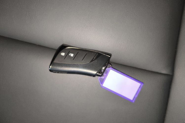 雷克萨斯UX 2022款 260h 探·酷版中控内饰7001