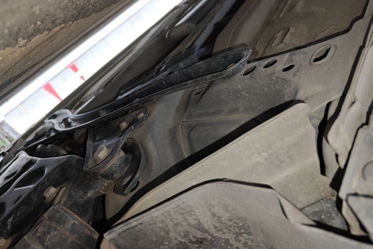 福特 福克斯 2015款 三厢 1.6L 自动风尚型局部细节9001