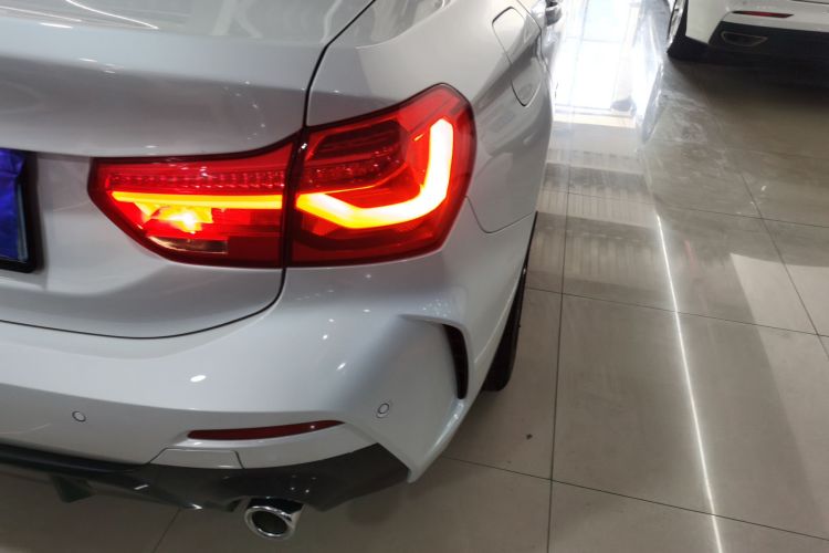 宝马1系 2021款 改款 120i M运动版车身外观9