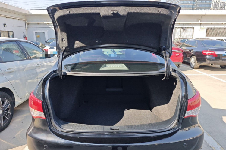 日产 轩逸 2019款 经典 1.6XE+ CVT智联领先版机舱底盘23