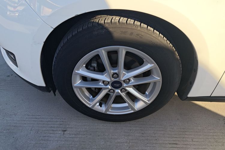 福特 福克斯 2018款 两厢经典 1.6L 自动风尚型智行版车身外观6007