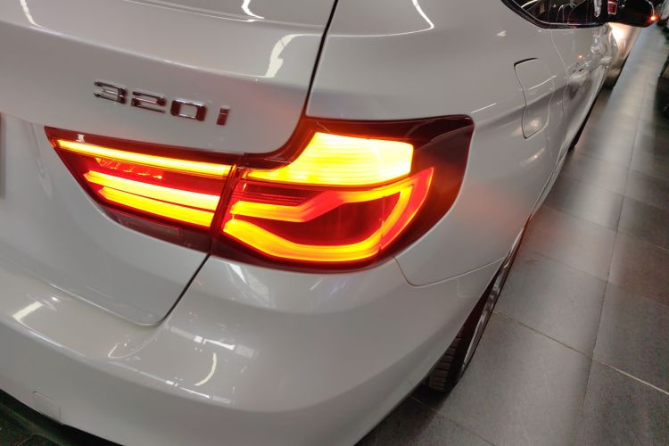 宝马3系GT 2019款 320i M运动套装车身外观6006