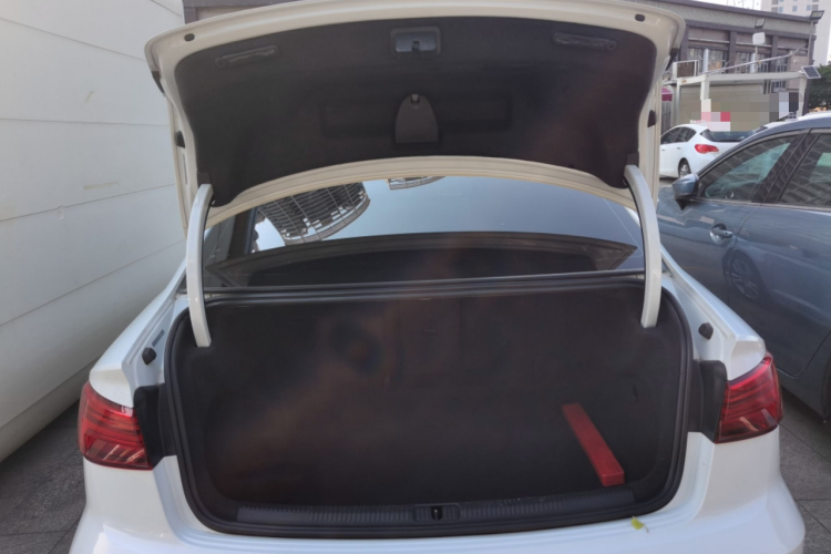 奥迪A3 2018款 30周年年型 Limousine 35 TFSI 进取型机舱底盘23