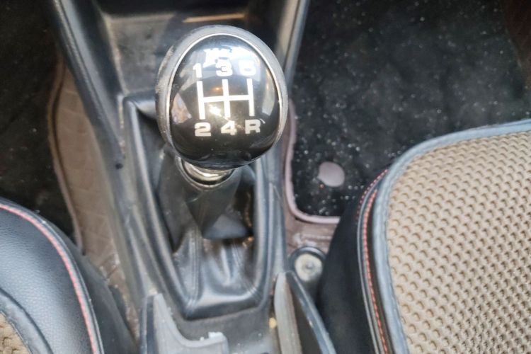 丰田 威驰 2017款 1.3L 手动锐行版中控内饰18