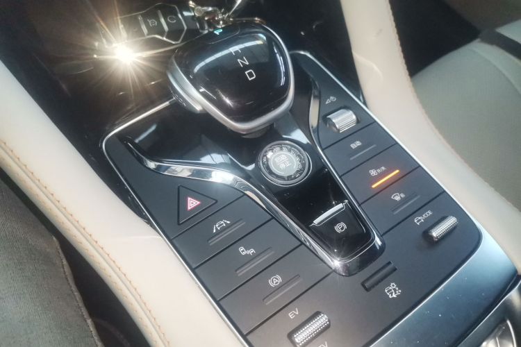 比亚迪 宋PLUS新能源 2021款 DM-i 51KM 尊荣型中控内饰18