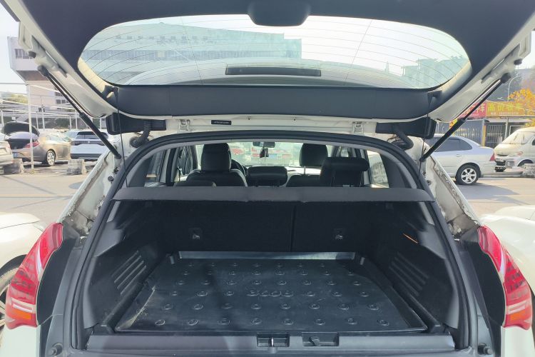 标致3008 2015款 2.0L 自动潮流版机舱底盘23