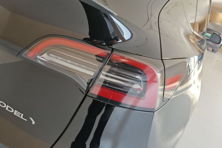 特斯拉 Model Y 2021款 标准续航后驱版车身外观9