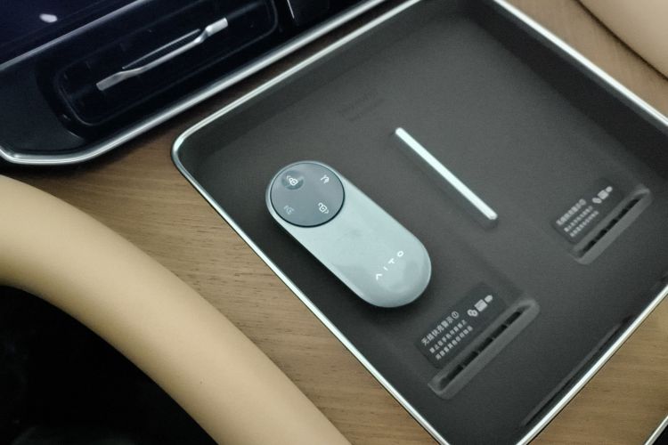 鸿蒙智行 问界M9 2024款 增程 Ultra版 52kWh 5座版中控内饰7001