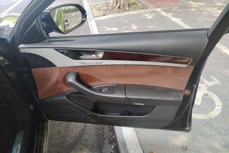 奥迪A8 2013款 A8L 30 FSI 舒适型中控内饰42