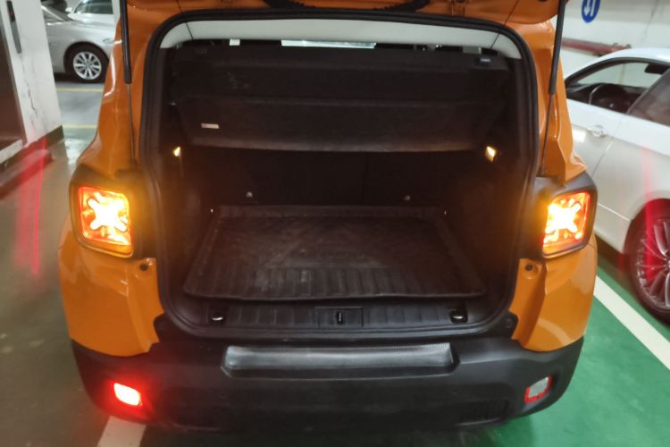 Jeep 自由侠 2018款 互联大屏版 180T 自动高能版机舱底盘23