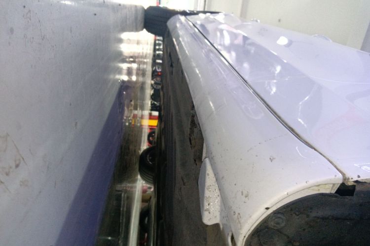 奔驰C级 2016款 C 200 L机舱底盘29