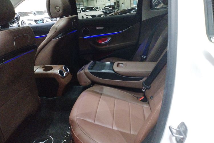 奔驰E级 2018款 E 200 L 运动型中控内饰7004