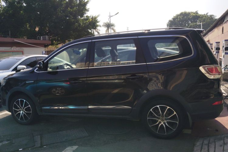 东风风行 风行SX6 2016款 1.6L 手动尊享型车身外观4