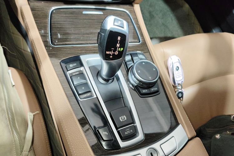 宝马7系 2014款 730Li 臻享型中控内饰18