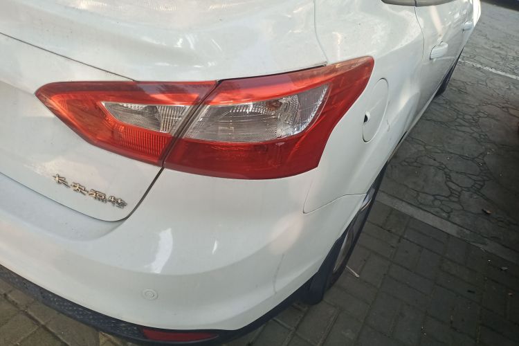 福特 福克斯 2012款 三厢 1.6L 自动风尚型车身外观9