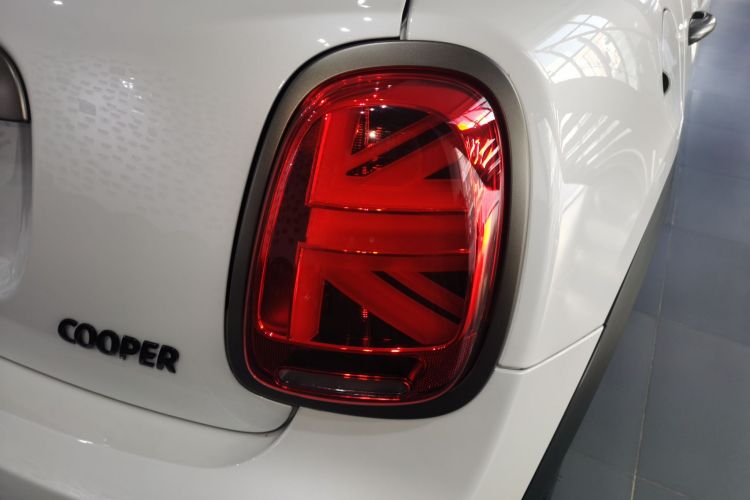 MINI 2023款 1.5T COOPER 国王十字特别版 五门版车身外观9
